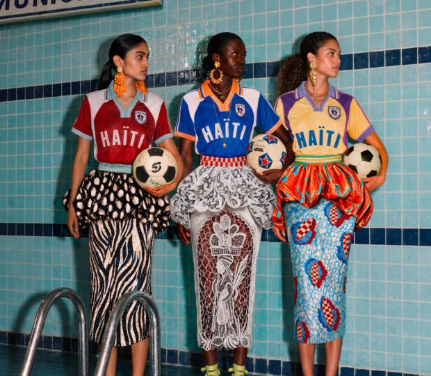 Para celebrar o regresso do Haiti ao Mundial de Futebol (a última vez tinha sido há 52 anos), a Stella Jean lançou “L’Haitiana”, uma fabulosa coleção de camisolas e vestidos inspirados na herança cultural do país.