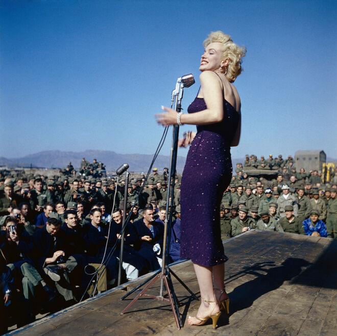 Em 1954, Marilyn Monroe interrompeu a sua lua-de-mel com o jogador de basebol Joe DiMaggio para voar até à Coreia do Sul, onde as tropas norte-americanas estavam estacionadas. Durante quatro dias, a atriz deu vários espetáculos que ajudaram a “levantar a moral” dos soldados — e dela própria: “Pela primeira vez não senti medo. Senti-me em casa”, terá dito.