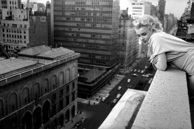 Uma das fotografias mais conhecidas de Marilyn foi tirada no terraço do Hotel Ambassador, em Nova Iorque, em 1955: um momento em que a beleza da atriz se mistura com a sua fragilidade.