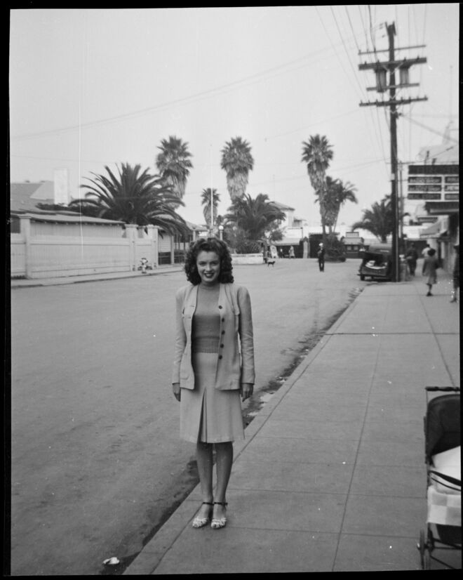 Norma Jeane Baker, futura estrela de cinema, captada numa rua de Los Angeles, em 1941. Uns meses depois estaria casada com o seu primeiro marido, James Dougherty. Tinha 16 anos. 