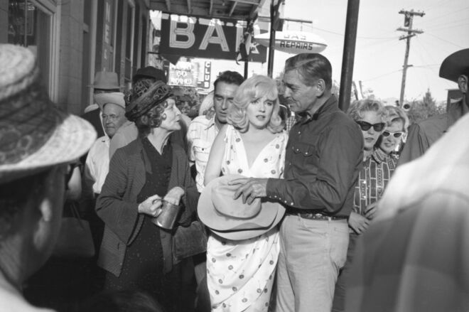 Marilyn Monroe, Clark Gable e Montgomery Clift no set de “The Misfits”, em 1961. O filme, realizado por John Huston, era “um presente” do seu último marido, Arthur Miller, que escreveu o guião a pensar na atriz. Mas as filmagens foram um inferno, o divórcio precipitou-se e Gable morreu ainda antes da estreia.