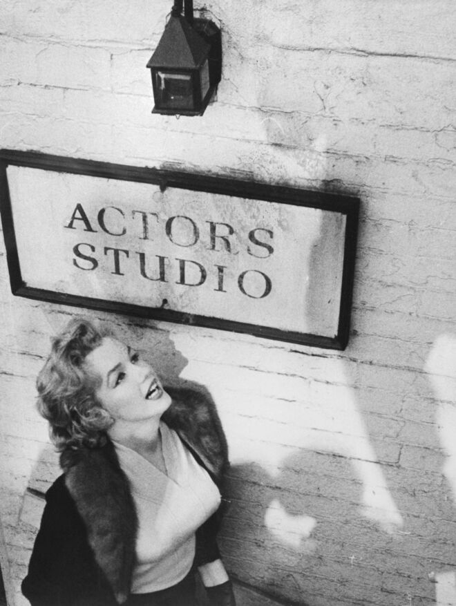 À porta do Actors Studio, em Nova Iorque, o famoso centro de formação de atores de Lee Strasberg. Marilyn Monroe dedicou vários anos da sua vida a estudar “o método”, uma técnica de interpretação que põe o ator/atriz a viver as emoções e pensamentos da personagem, ao invés de representá-los. 