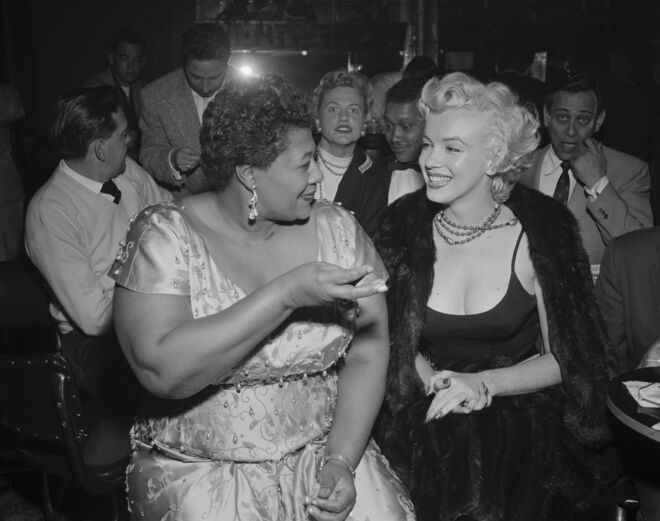 A amizade entre Ella Fitzgerald e Marilyn Monroe faz parte da história. Aqui vemo-las no Tiffany Club, em Hollywood, em 1954. Um ano depois, Marilyn conseguiu que o Mocambo, que se recusava a contratar a cantora, mudasse de ideias. “Depois disso, nunca mais tive de tocar num clube pequeno”, terá dito Ella.