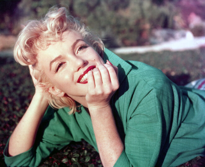  Marilyn Monroe fotografada num momento de descontração em Palm Springs, em 1954.