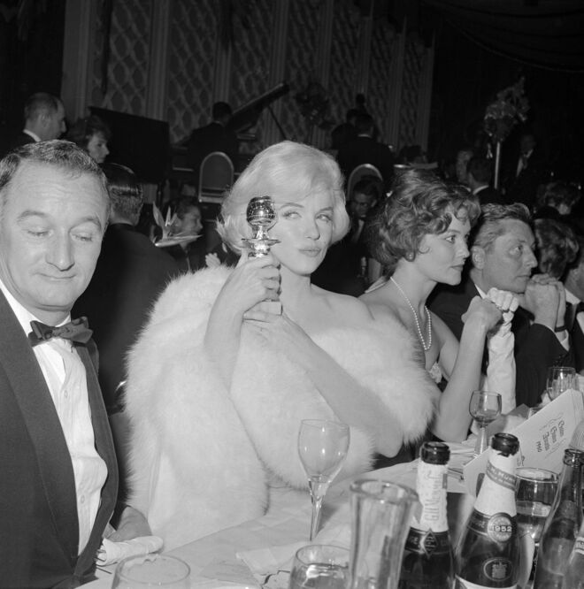 Em 1960, na noite em que recebeu o Globo de Ouro de Melhor Atriz de Comédia pelo seu papel de Sugar Kane em “Some Like It Hot” (“Quanto Mais Quente Melhor”).