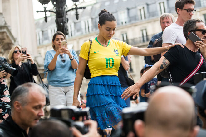 Adriana Lima veste uma camisola da seleção brasileira de futebol durante a Semana da Moda de Alta-Costura Outono 2018 