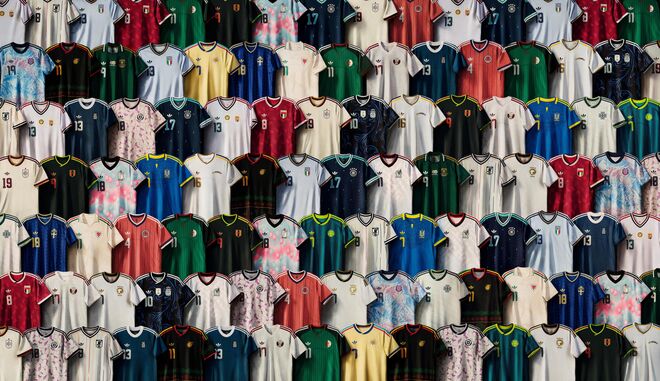 Para celebrar o regresso do Haiti ao Mundial de Futebol (a última vez tinha sido há 52 anos), a Stella Jean lançou “L’Haitiana”, uma fabulosa coleção de camisolas e vestidos inspirados na herança cultural do país.