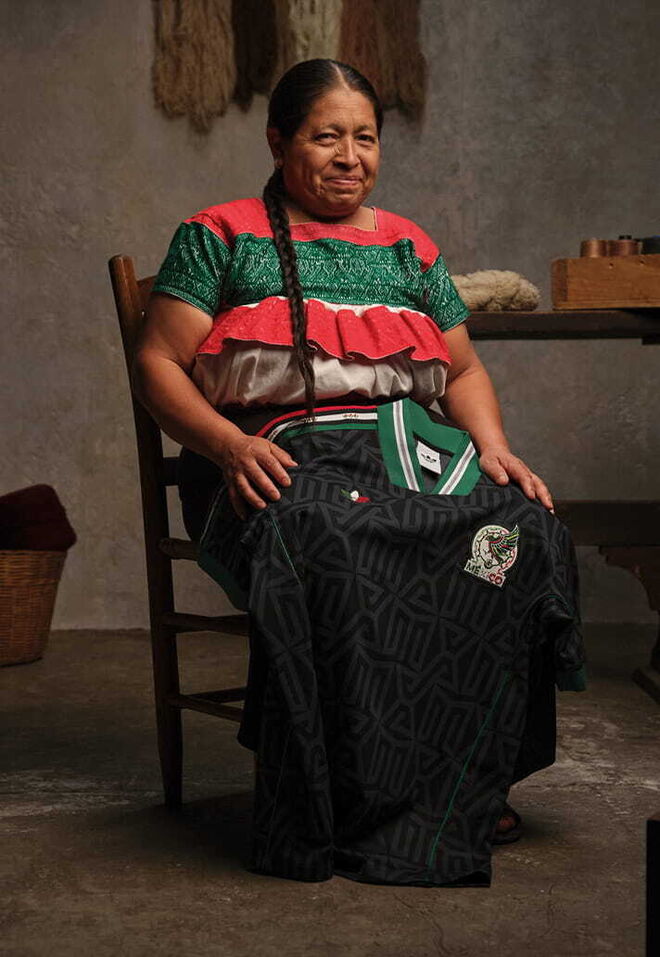 No México, a Adidas juntou-se à Someone Somewhere (uma empresa social dedicada a criar oportunidades de trabalho justas e sustentáveis para artesãos e trabalhadores têxteis) para criar uma coleção de edição limitada, costurada à mão e assinada pelo seu criador/a.