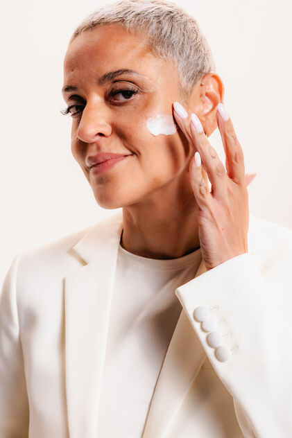 Mulher promove creme Neovadiol Longevity da Vichy para recuperar volume facial