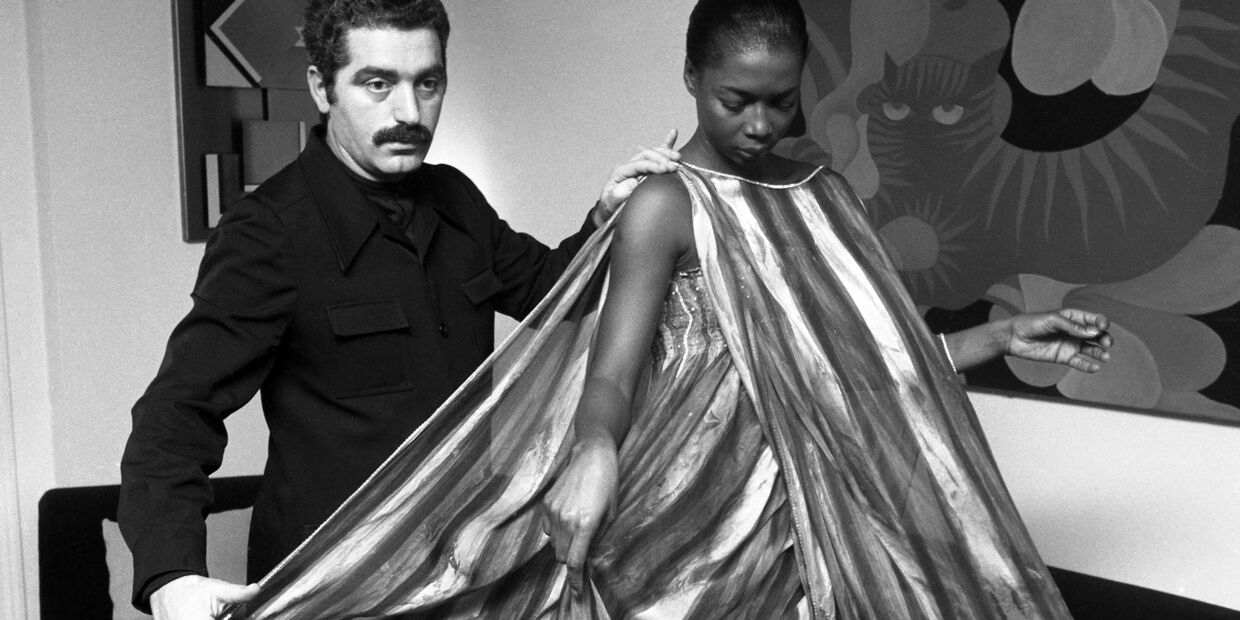 Paco Rabanne e modelo, em 1975 