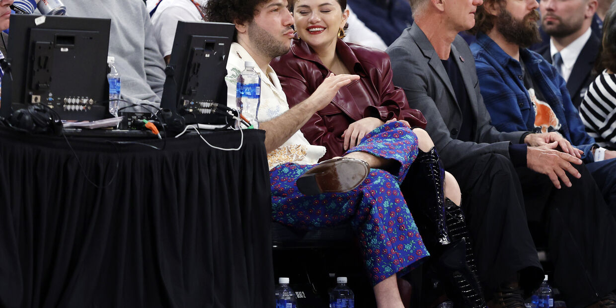 Benny Blanco e Selena Gomez no jogo dos New York Knicks 