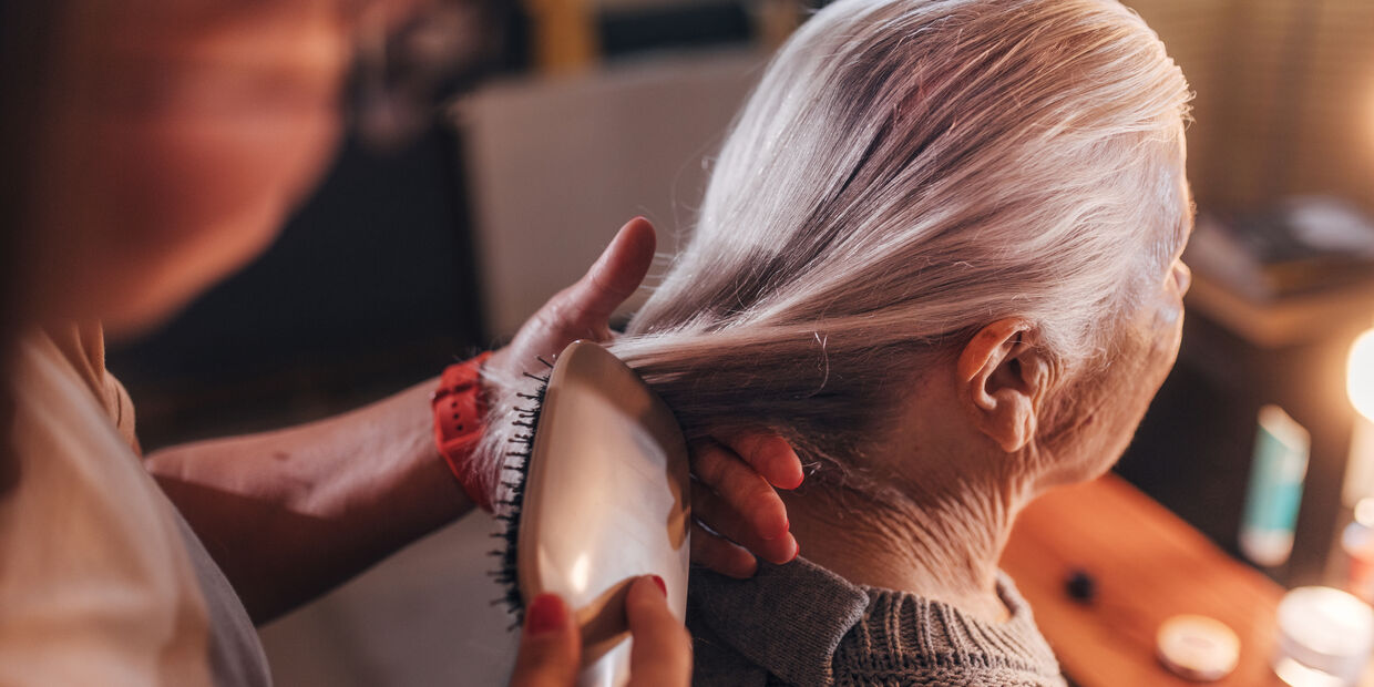O primeiro cabelo branco é sempre um momento de pânico mas talvez haja maneira de reverter o processo 
