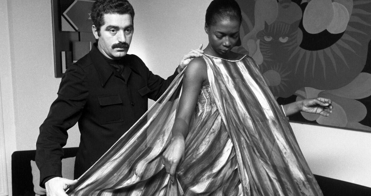 Paco Rabanne e modelo, em 1975 
