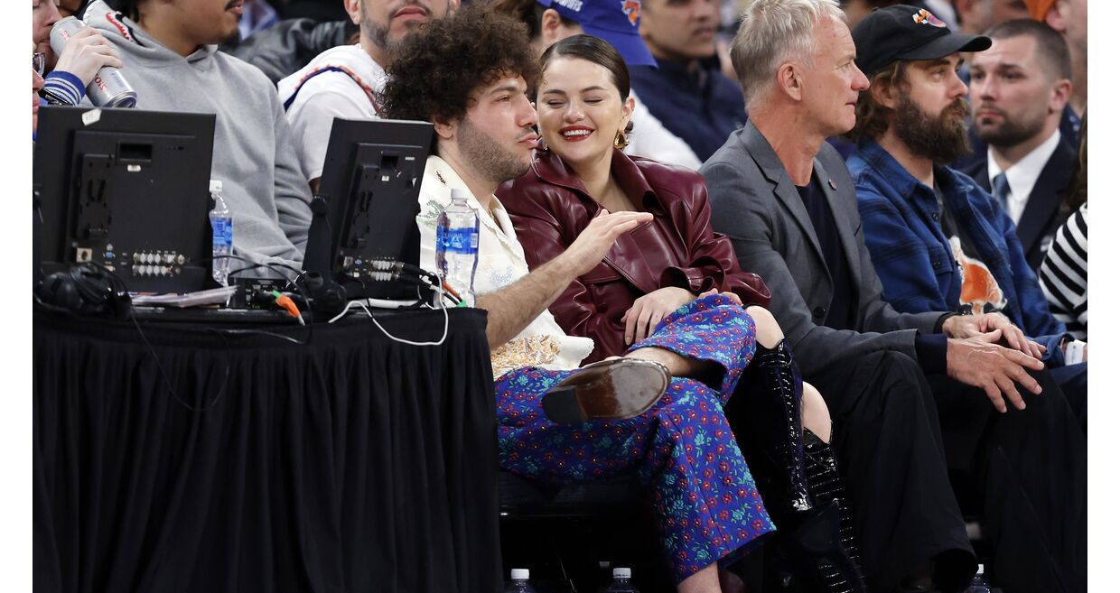 Benny Blanco e Selena Gomez no jogo dos New York Knicks 