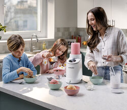 Mulher e duas crianças preparam gelado em casa com a Nutribullet
