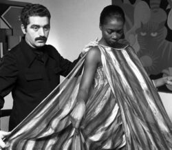 Paco Rabanne e modelo, em 1975 