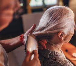 O primeiro cabelo branco é sempre um momento de pânico mas talvez haja maneira de reverter o processo 