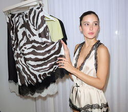 Mulher com padrão de zebra e roupa interior de renda