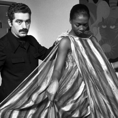 Paco Rabanne e modelo, em 1975 