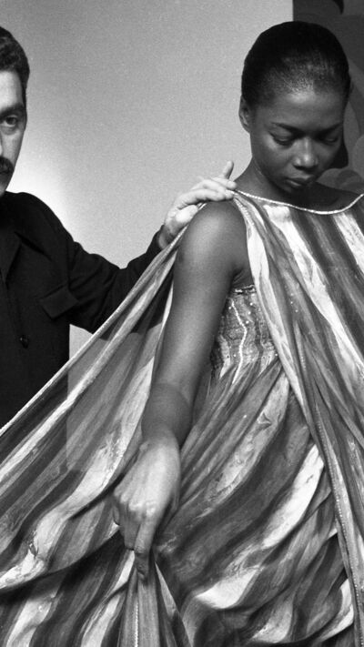Paco Rabanne e modelo, em 1975 