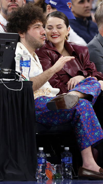 Benny Blanco e Selena Gomez no jogo dos New York Knicks 