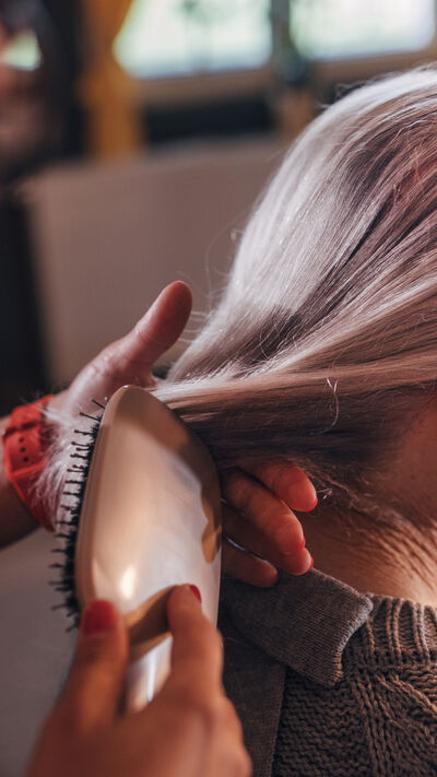O primeiro cabelo branco é sempre um momento de pânico mas talvez haja maneira de reverter o processo 