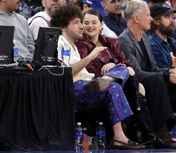 Benny Blanco e Selena Gomez no jogo dos New York Knicks 
