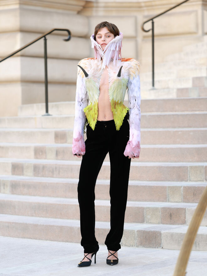 Emma Corrin no desfile da Schiaparelli 