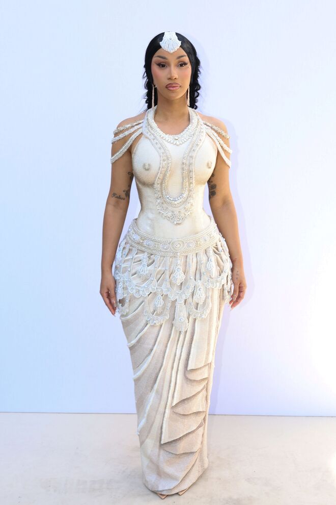 Cardi B no desfile de Rahul Mishra