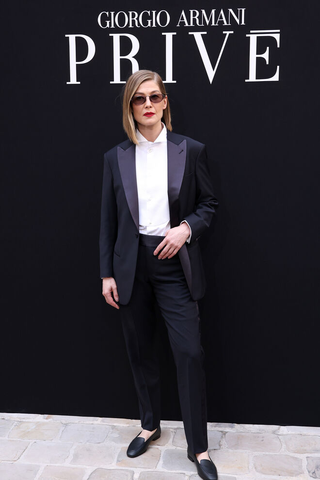 Rosamund Pike no desfile de Giorgio Armani 