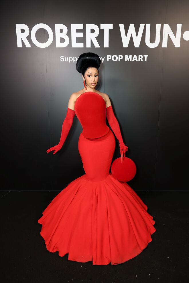 Cardi B no desfile de Robert Wun 