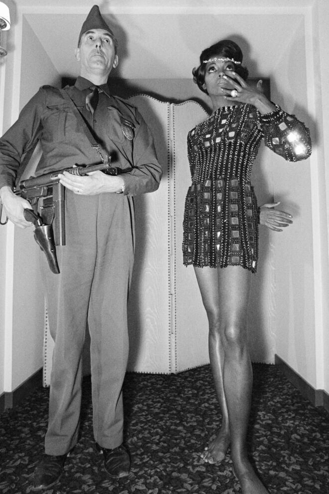 Paco Rabanne e modelo, em 1975 