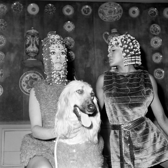 Paco Rabanne e modelo, em 1975 