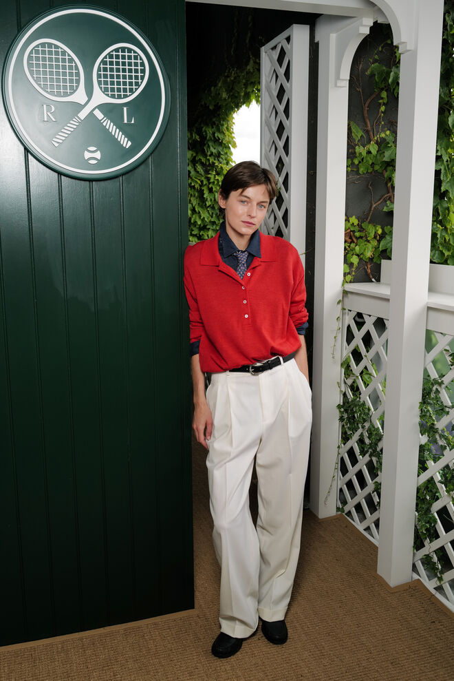 Emma Corrin em Ralph Lauren
