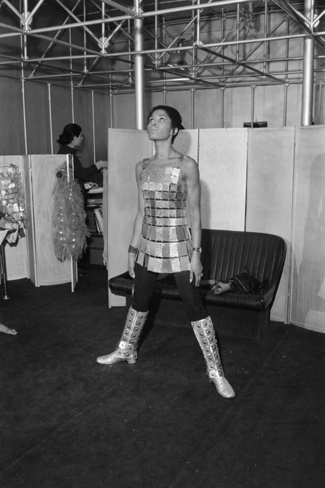 Paco Rabanne e modelo, em 1975 