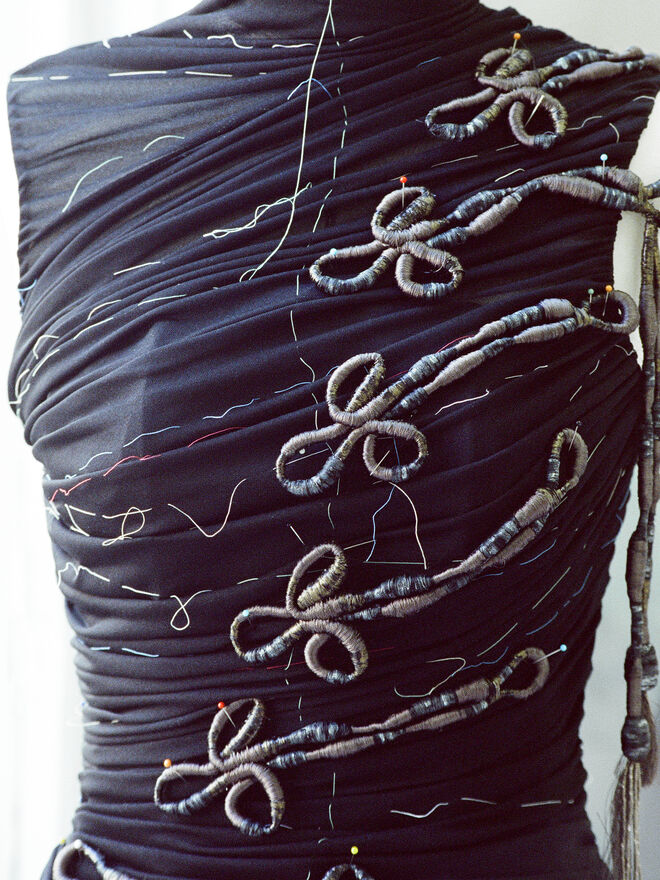 Vestido em jersey fino ornamentado com brandebourgs bordados 