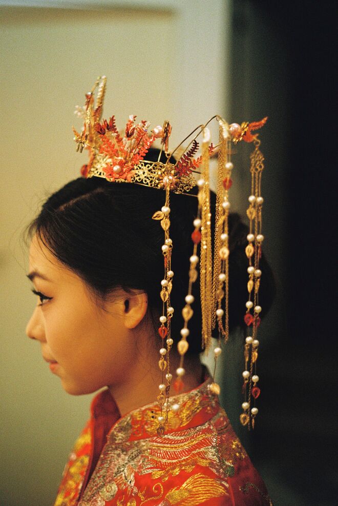 O tradicional adorno de cabeça completa o vestido de noiva 