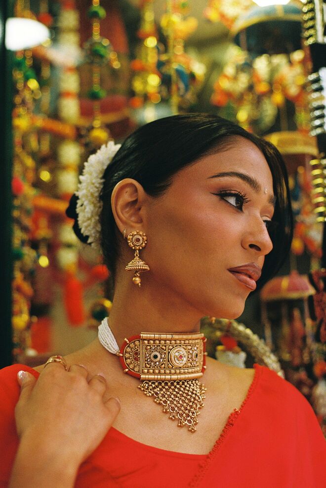 Zahra na loja de peças indianas do tio, Bijucaca, no Martim Moniz. 
