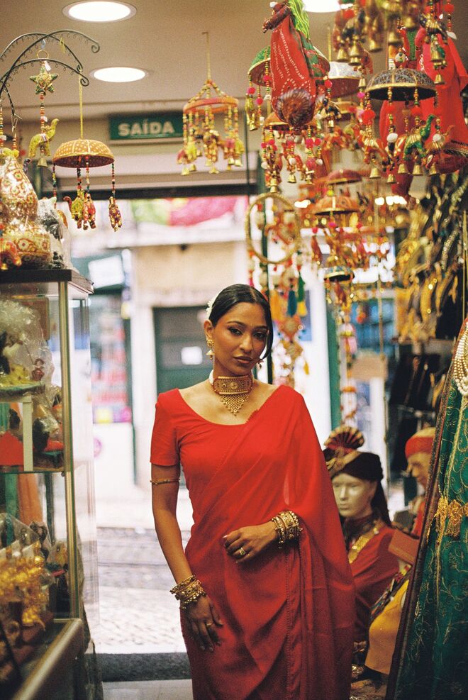 Zahra na loja de peças indianas do tio, Bijucaca, no Martim Moniz. 