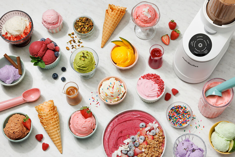 Mulher e duas crianças preparam gelado em casa com a Nutribullet