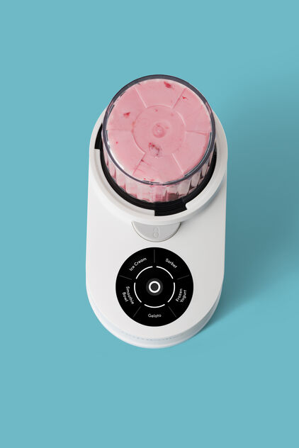 Mulher e duas crianças preparam gelado em casa com a Nutribullet