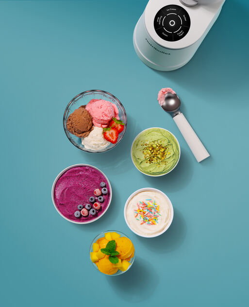 Mulher e duas crianças preparam gelado em casa com a Nutribullet