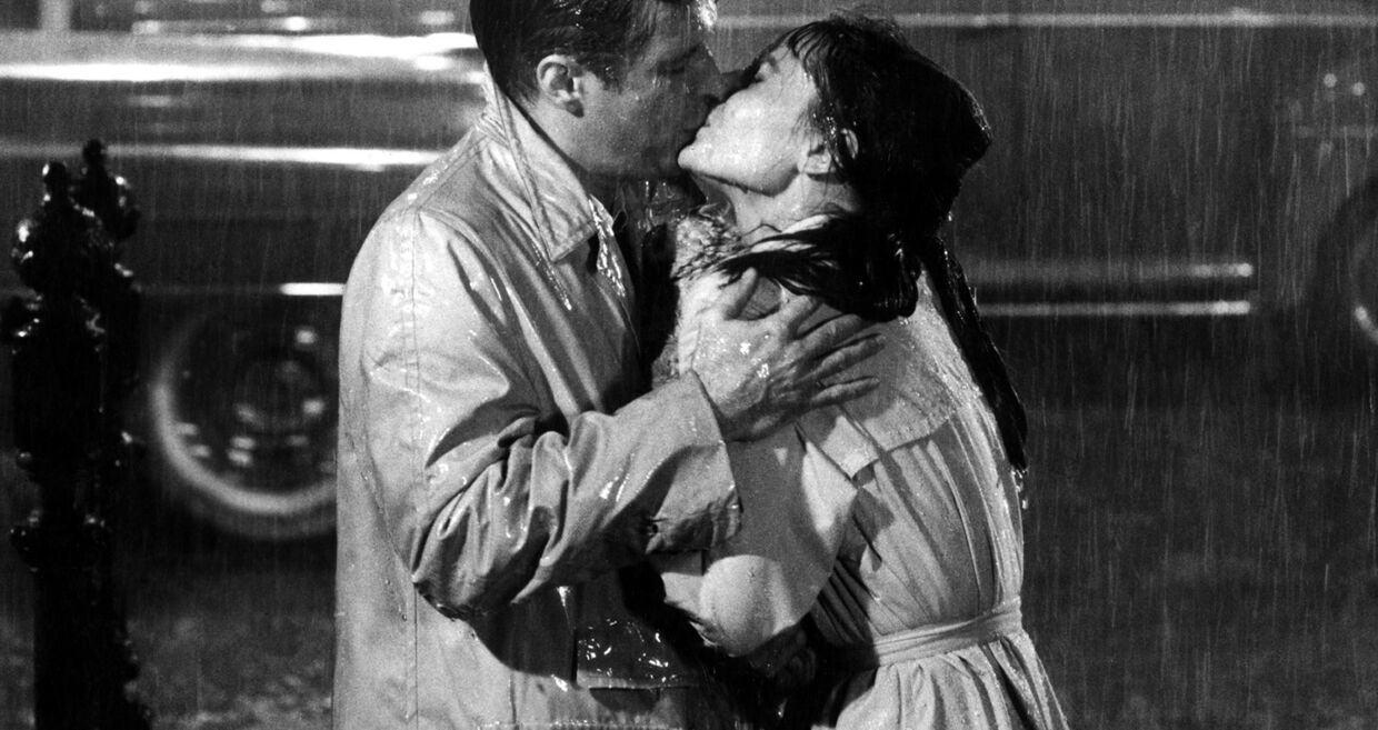 Audrey Hepburn e o ator George Peppard na cena final de "Boneca de Luxo", em 1961 
