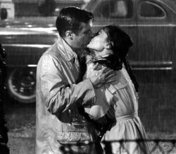 Audrey Hepburn e o ator George Peppard na cena final de "Boneca de Luxo", em 1961 