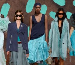Modelos desfilam com looks em tons de azul água, com destaque para a textura