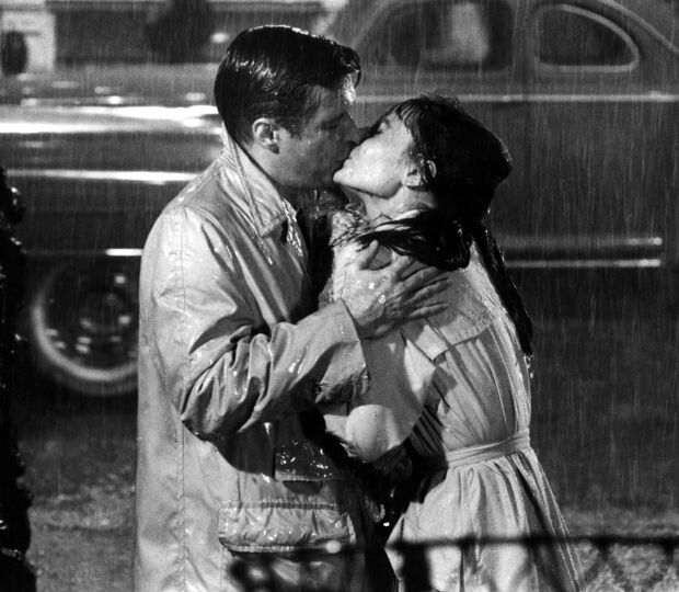 Audrey Hepburn e o ator George Peppard na cena final de "Boneca de Luxo", em 1961 
