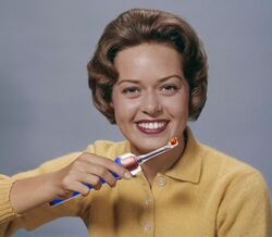 Mulher apresenta a escova de dentes Dyson CameraJet, avaliada em 500 euros